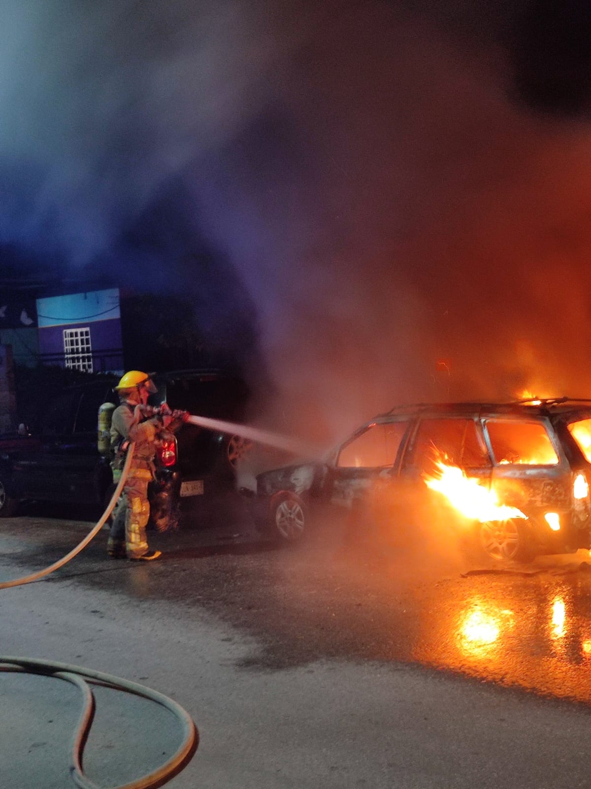 Llamas consumen automóvil en la colonia Solidaridad en Chetumal