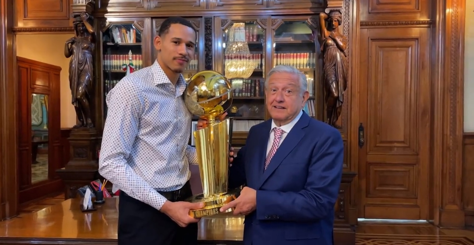 AMLO se reúne con el basquetbolista mexicano Juan Toscano en Palacio Nacional