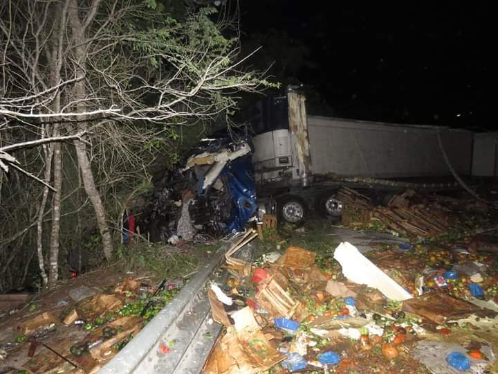 Aparatoso accidente deja un muerto y un lesionado en la carretera Escárcega-Chetumal