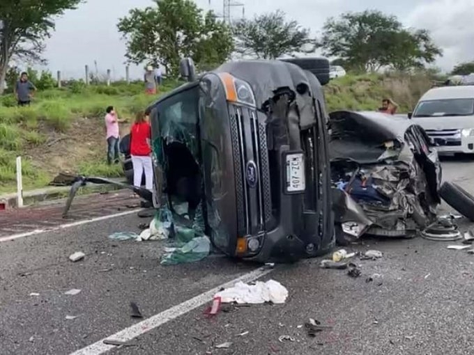 Al menos seis autos fueron embestidos por el tráiler. Foto: Captura de pantalla