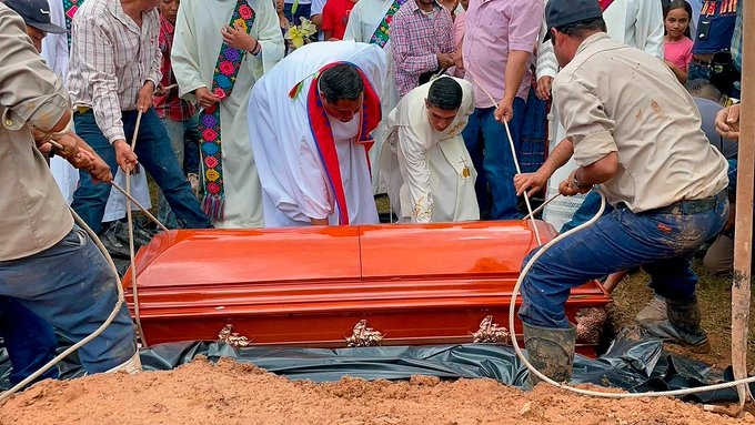 Los dos sacerdotes fueron sepultados en la misma comunidad donde los asesinaron. Foto: Captura de pantalla