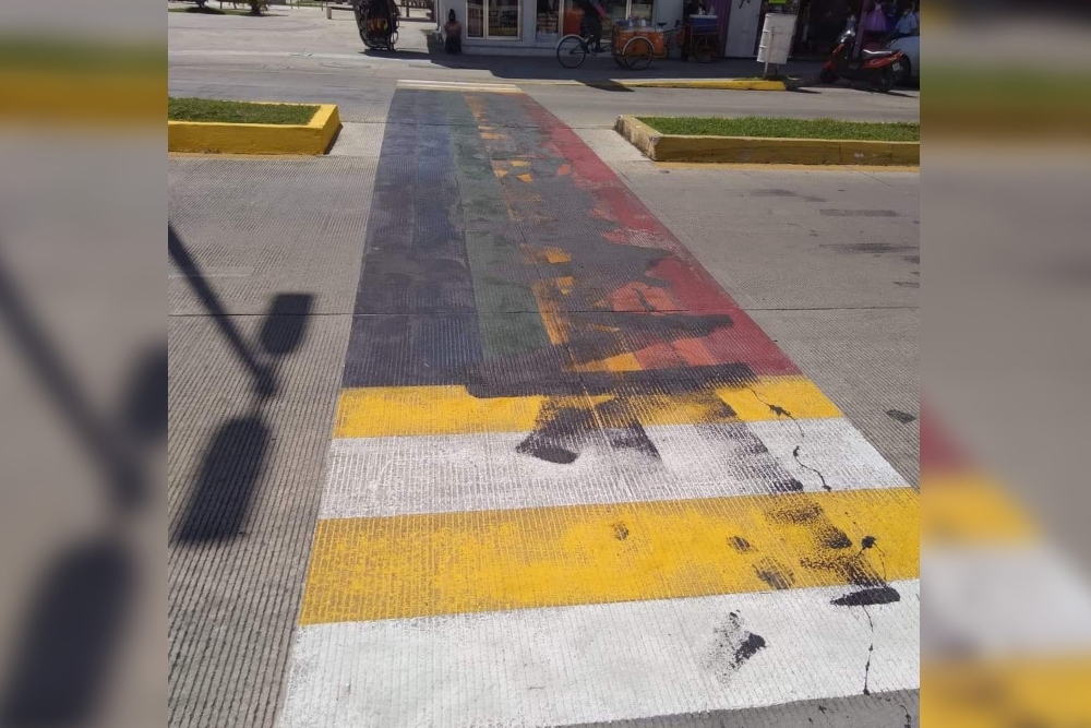 Este cruce peatonal vandalizado fue uno de los que pintaron con los colores de la bandera LGBT+ en Chetumal con motivo del Mes del Orgullo