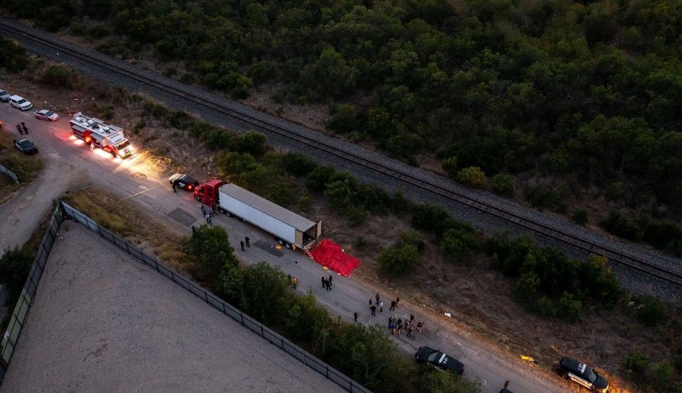 Confirma que 50 migrantes murieron asfixiados dentro de un tráiler en Texas