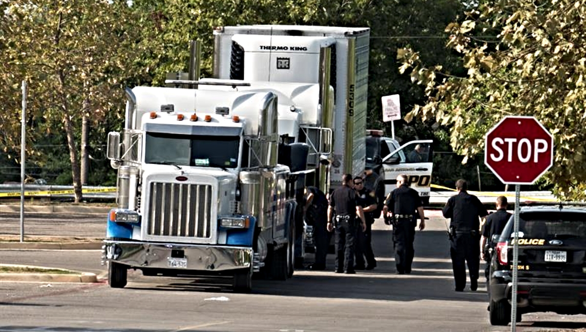 Al menos 50 personas murieron tras ser encontradas dentro del remolque de un camión en un presunto intento de tráfico de migrantes en San Antonio, Texas. Foto: AP