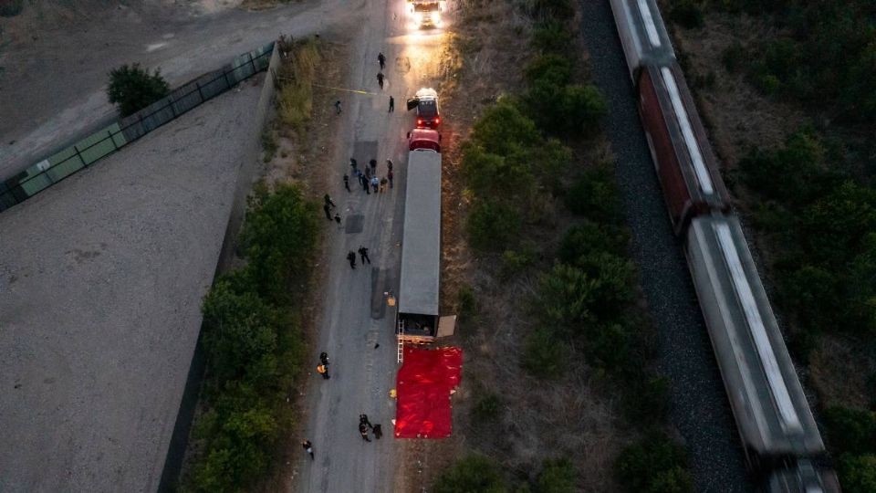 Conductor de tráiler con migrantes fingió ser uno de los sobrevivientes: INM