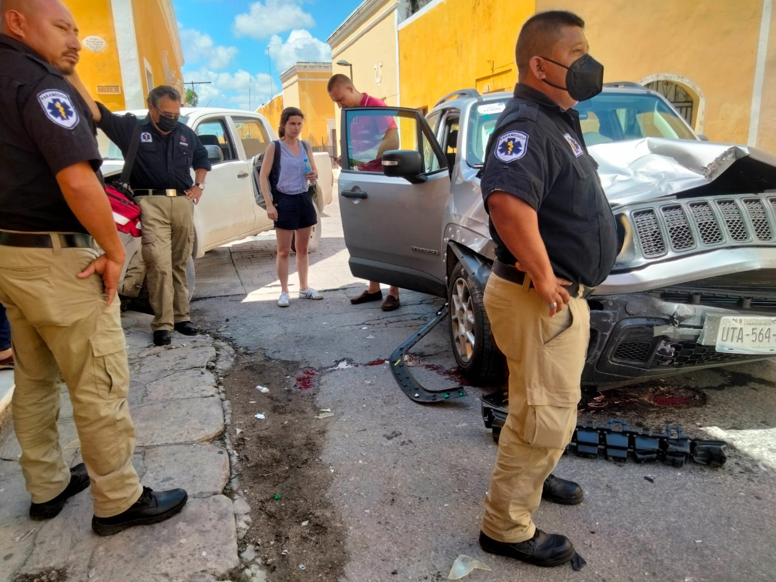 Por el fuerte impacto ambos vehículo salieron dañados en la parte delantera