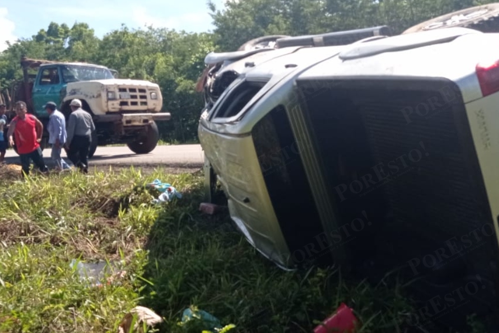 El conductor permaneció dentro de la camioneta luego de la volcadura, donde rescatistas se trasladasn rumbo al sitio en Carrillo Puerto