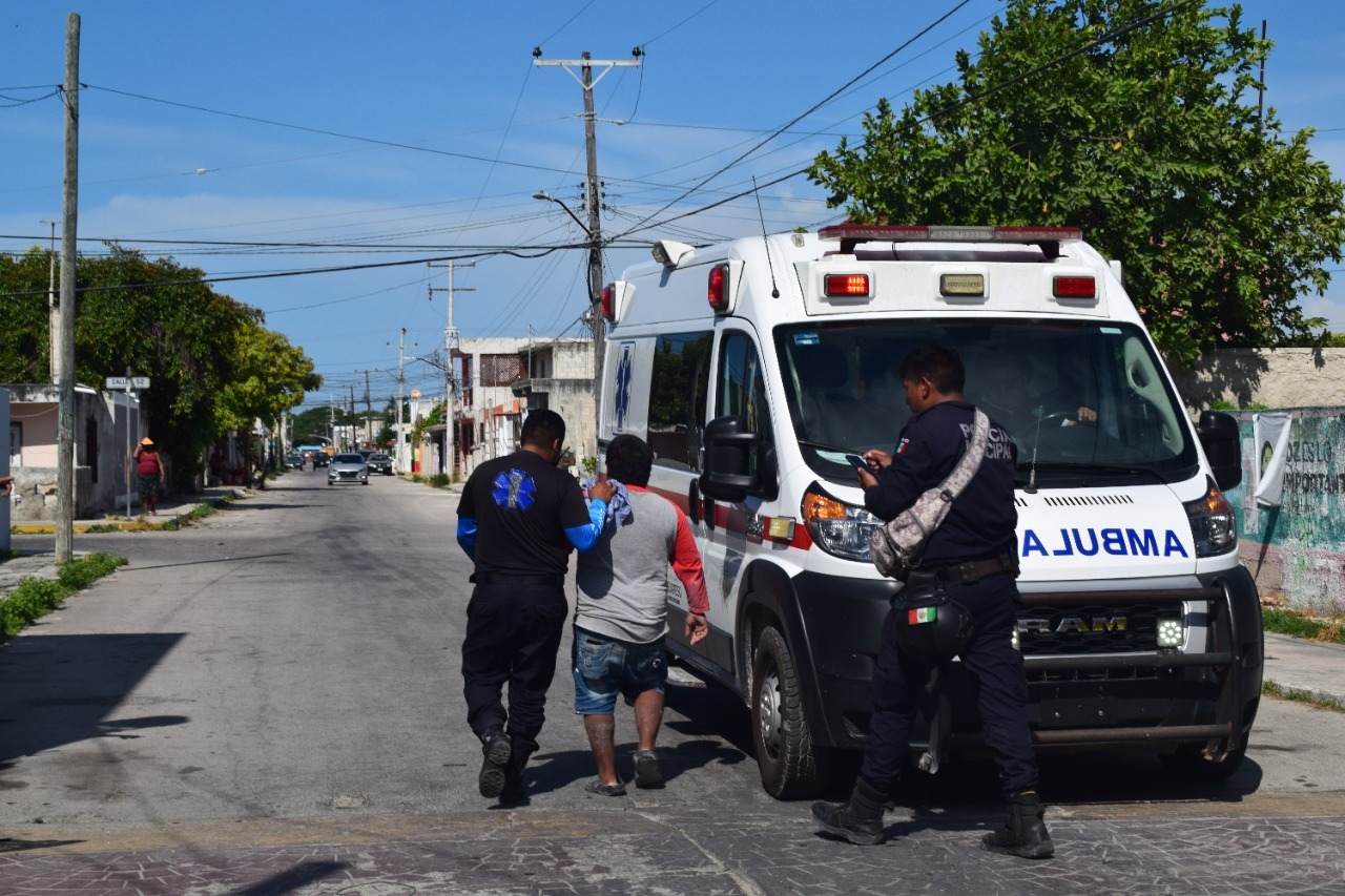 Trasladan a albañil al hospital tras electrocutarse cuando trabajaba en Progreso