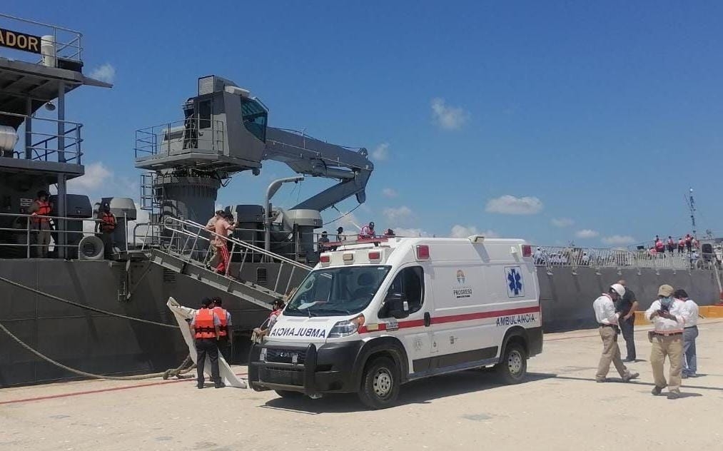 Rescatan a seis tripulantes intoxicados de una embarcación en Yucatán