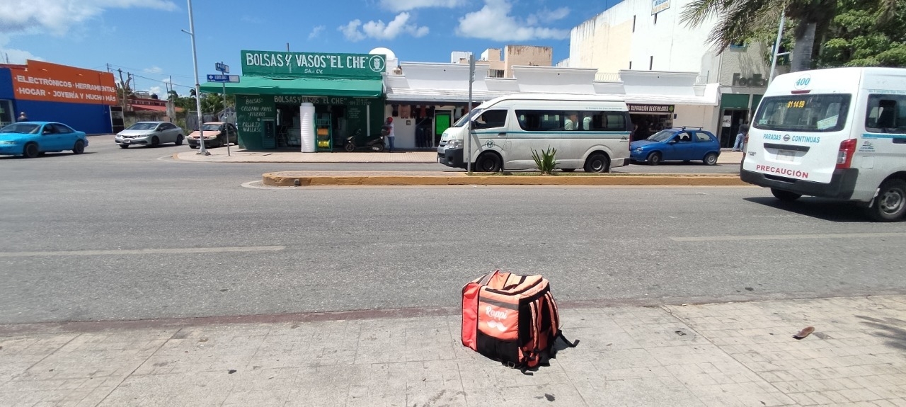 La mochila fue abandonada en avenida Juárez de Playa del Carmen. Foto: Yolanda Aldana