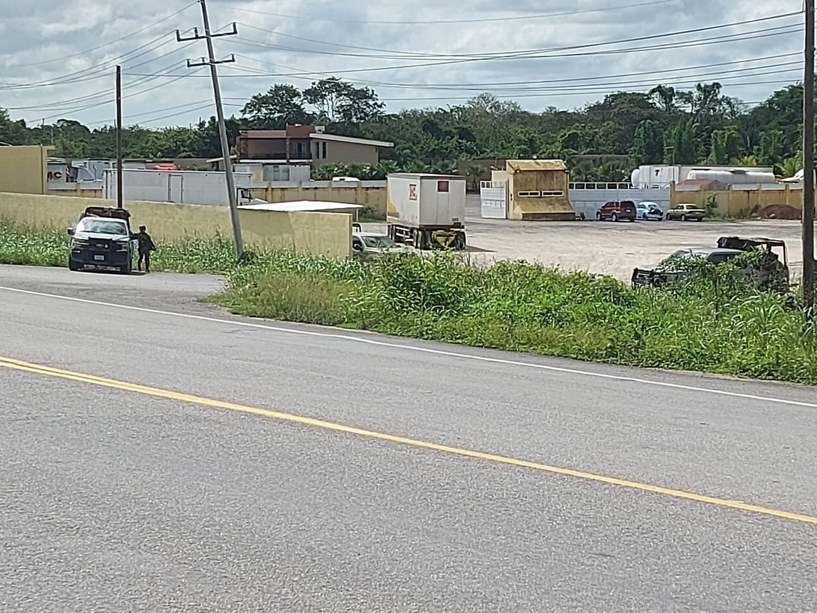 Agentes de la Semar y elementos policiacos realizaron el cateo a la salida de Chetumal, capital de Quintana Roo