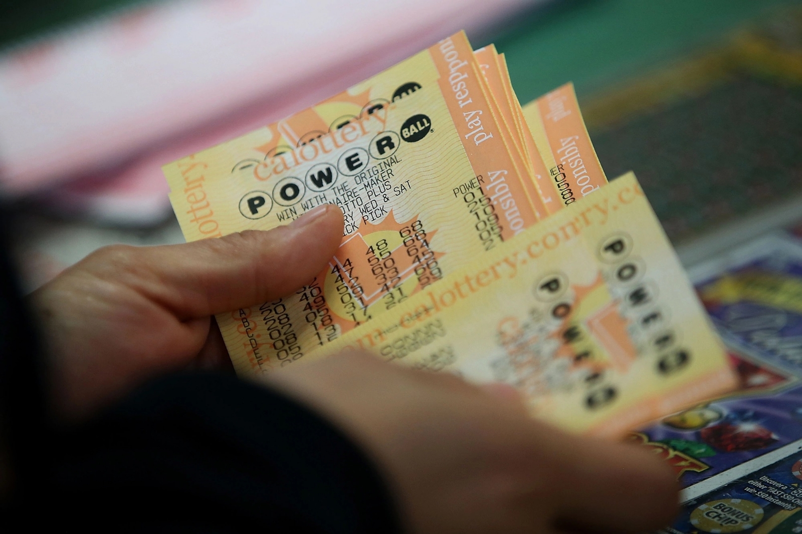 Un hombre ganó seis millones de dólares en el sorteo Powerball en Riverside