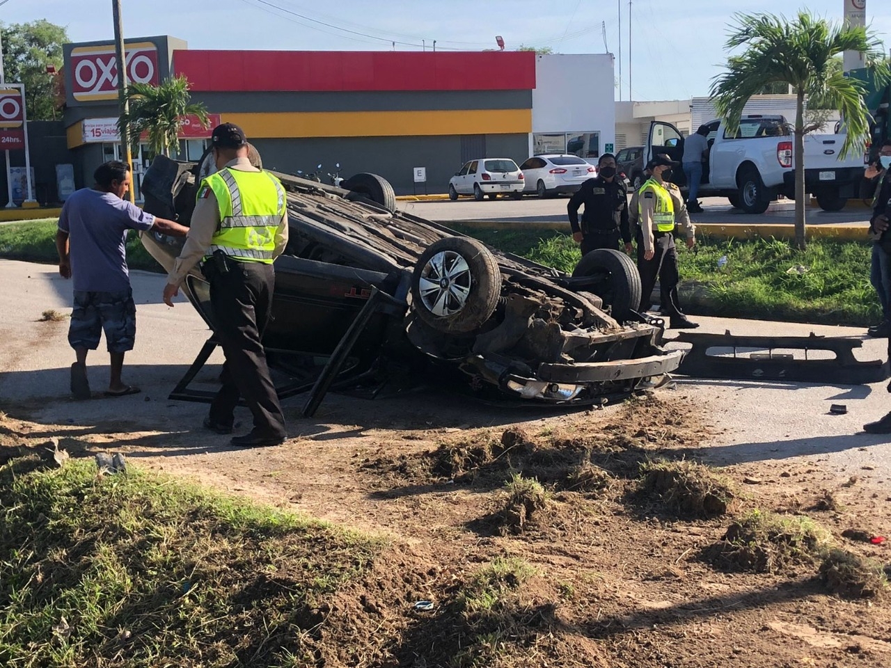 Al lugar llegaron elementos de la SSP quienes auxiliaron al automovilista