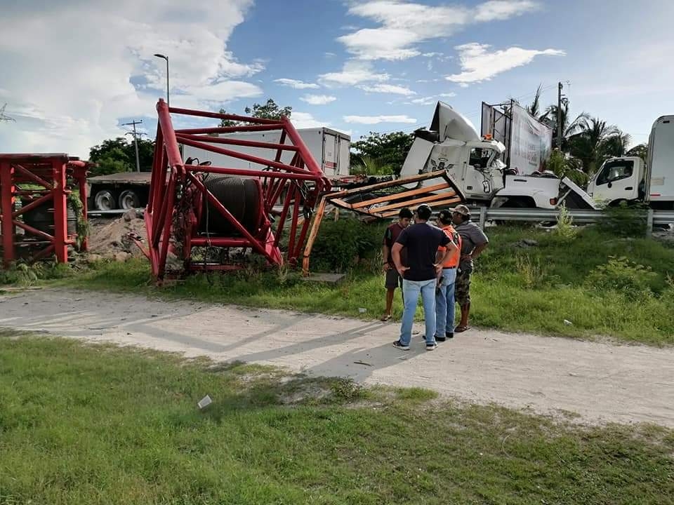 Tráiler con carga se voltea en Isla Aguada, Campeche; GN evita rapiña