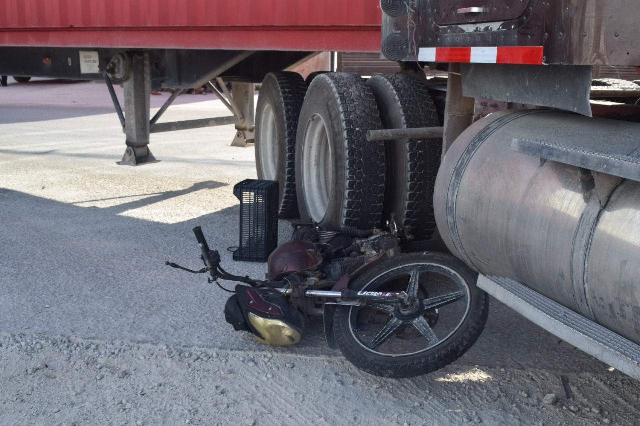 La moto quedó abajo de la llanta del tráiler. Foto: Jesús López