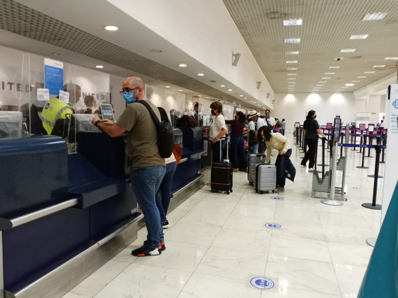 Los mostradores de American Airlines y de United fueron reubicados al fondo de la sala Sur