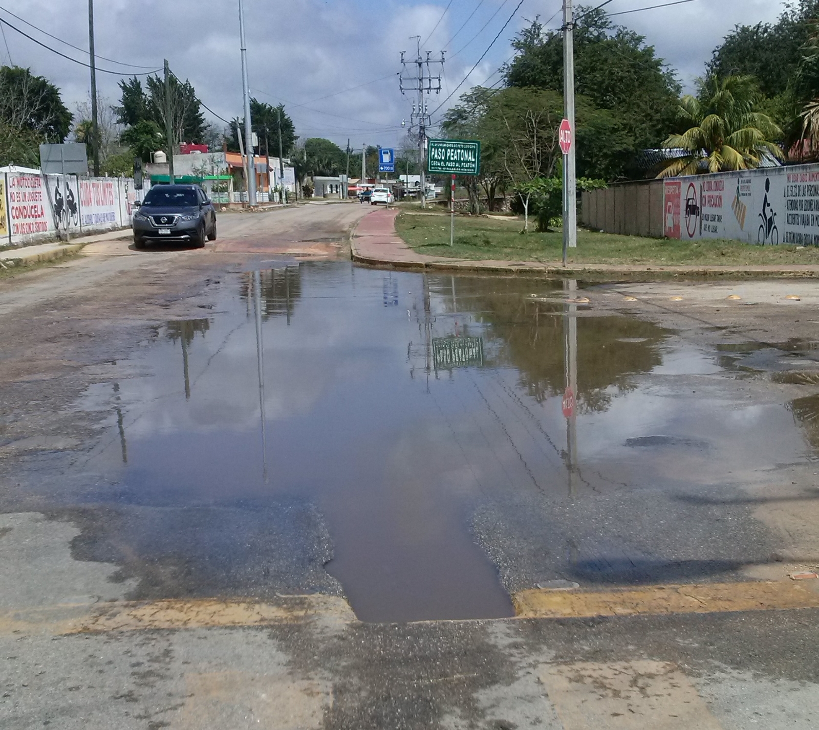 El cruzamiento de la calle 26x21 y 23 colonia Miraflores se encuentra inundado, pero los vecinos señalan que es por las lluvias