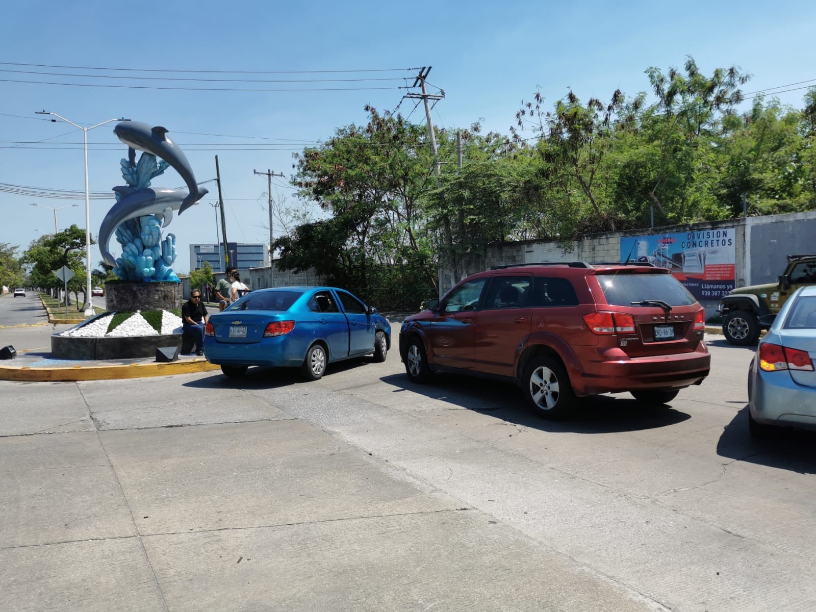 La mini glorieta de los delfines permaneció bloqueada mientras se resolvía el accidente de tránsito