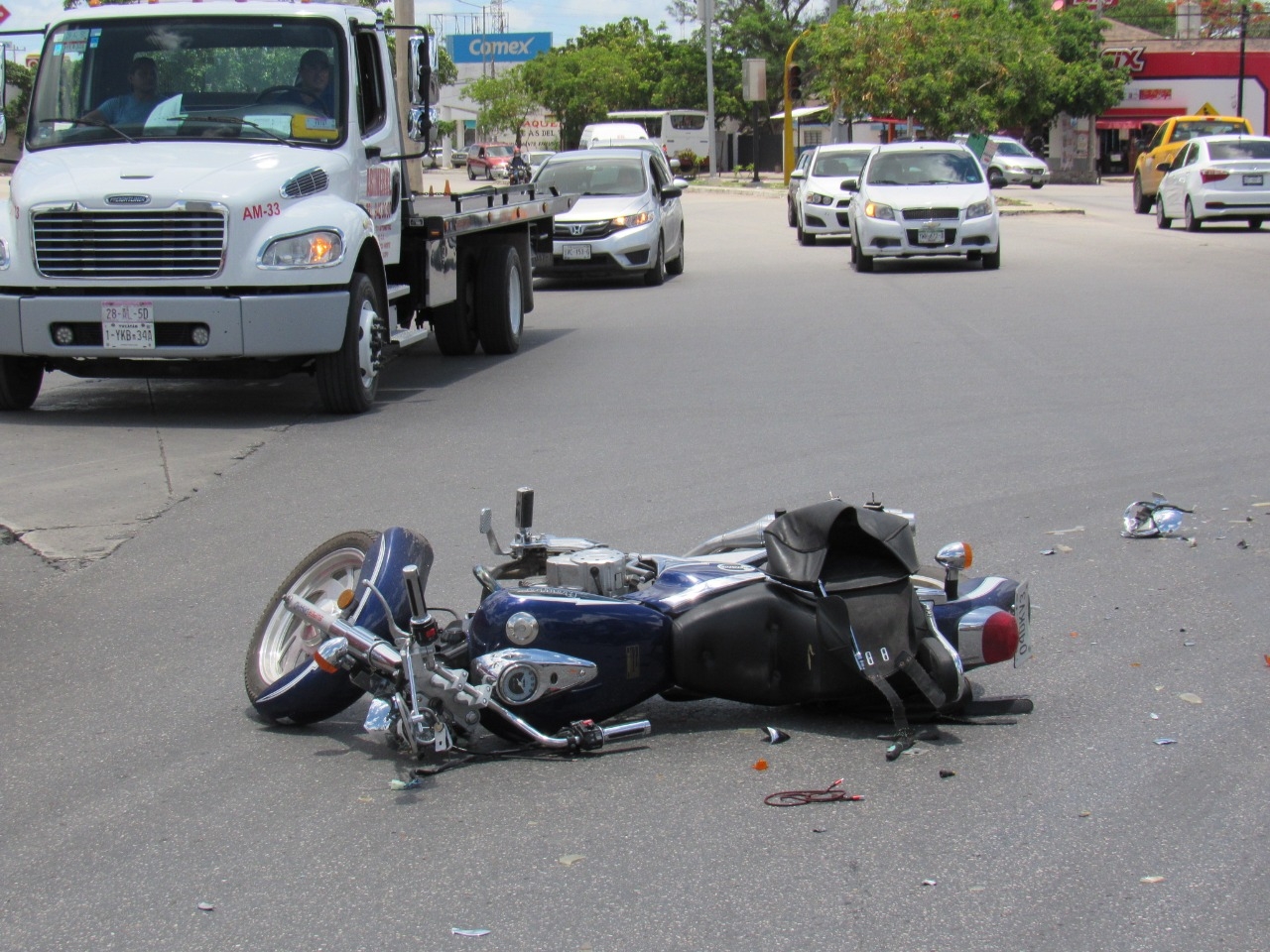 Motociclista resulta lesionado tras chocar contra un auto al Oriente de Mérida