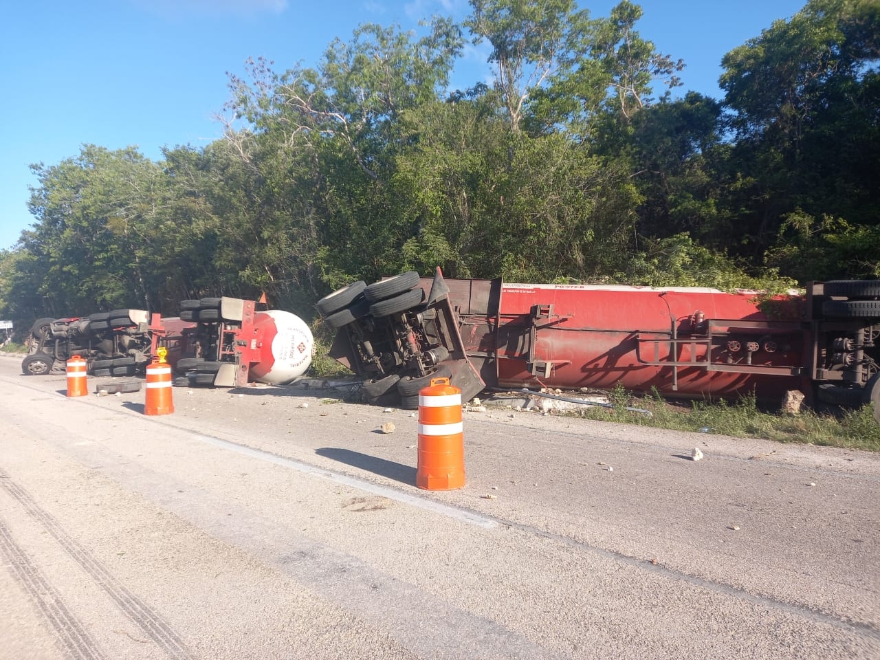 El camión representaba un peligro para quienes transitaban por la carretera a Cancún