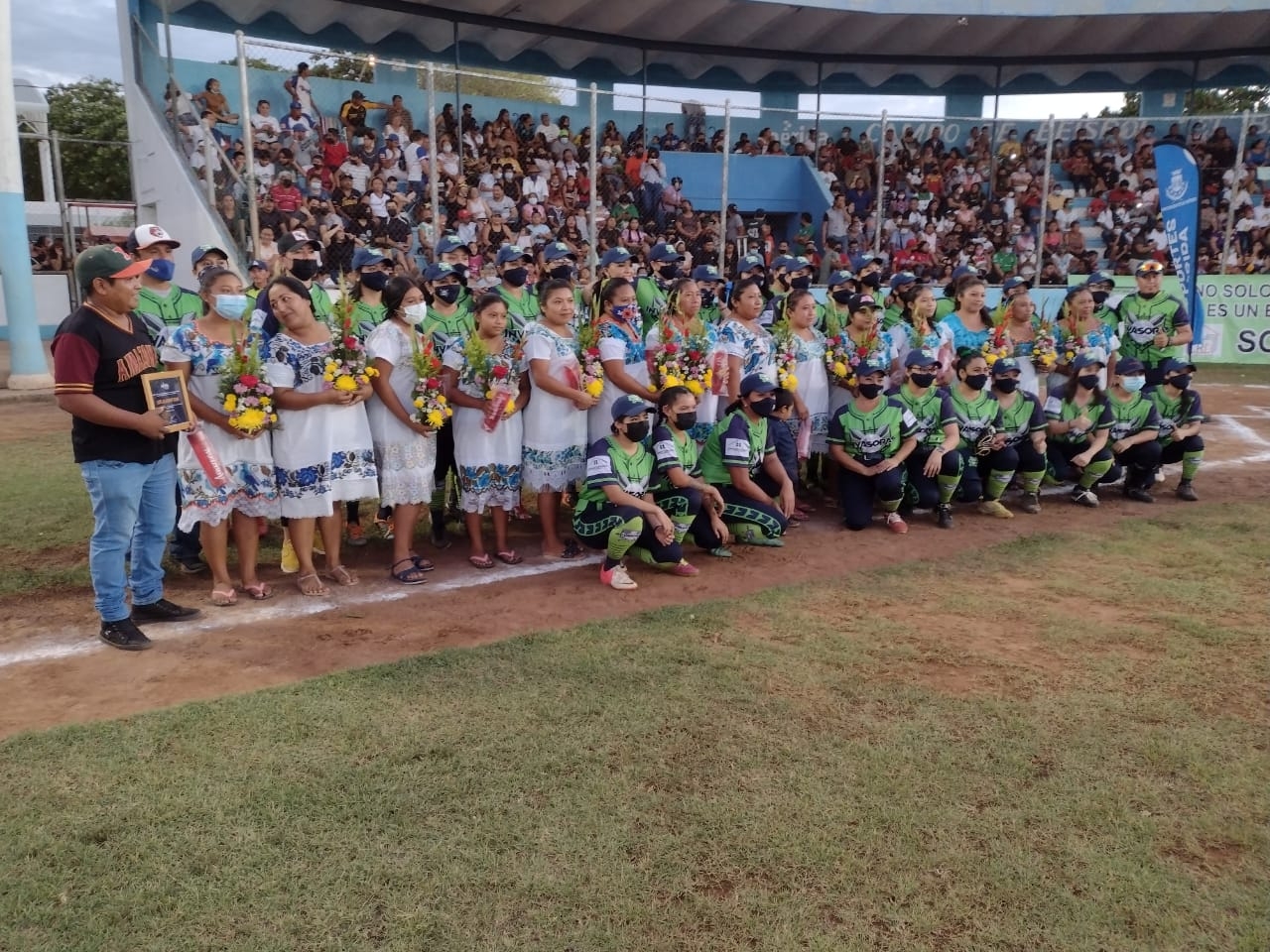 Las mujeres del equipo de softbol llegaron a Mérida