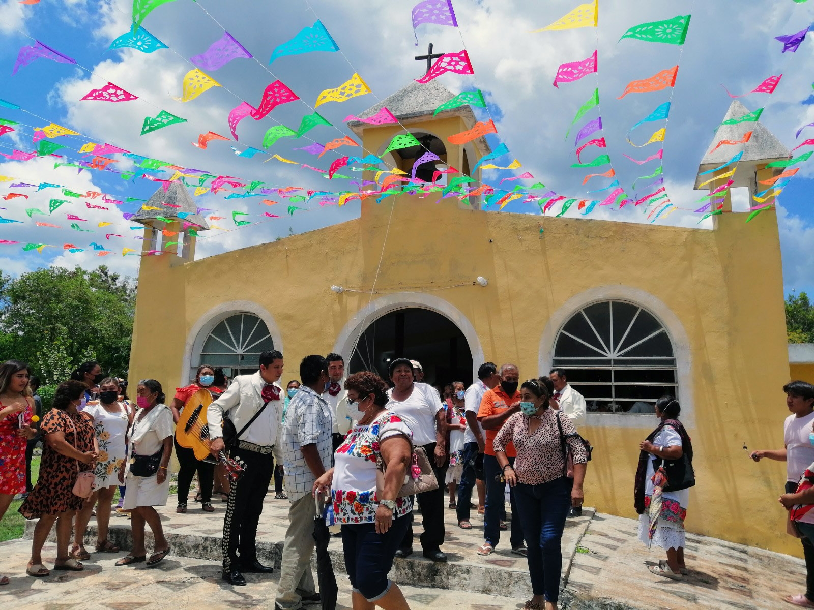 Feligreses causan zafarrancho en iglesia de Seyé; les niegan bajar a San Antonio de Padua