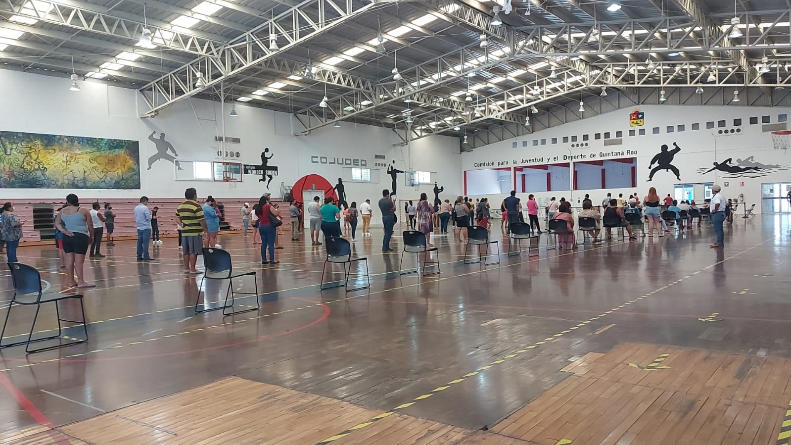 Gran afluencia de votantes en el gimnasio Nohoch Suku’n de Chetumal para las elecciones en Quintana Roo