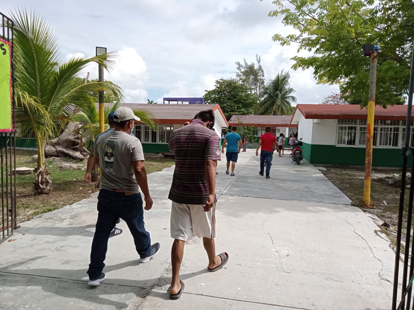 Entre nervios, joven de 18 años emite por primera vez su voto en Cancún