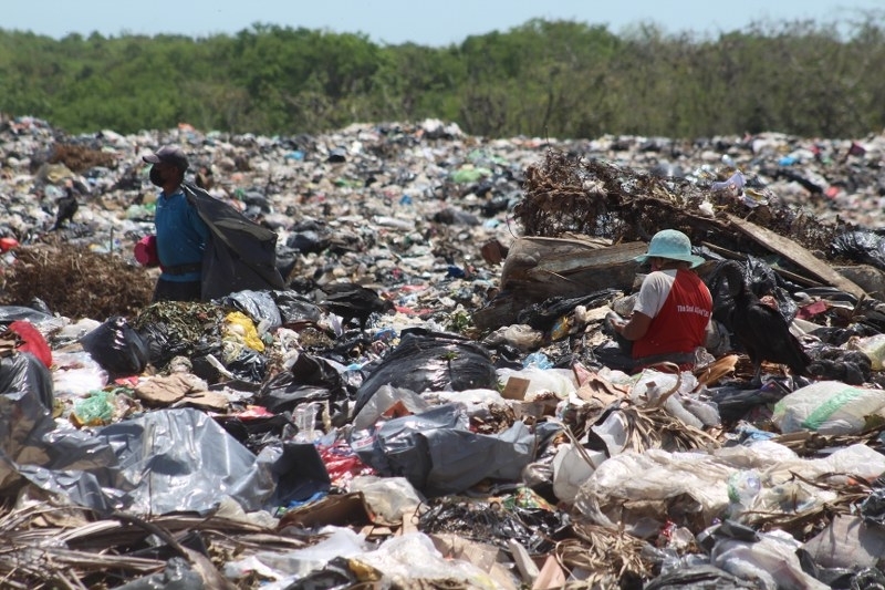 Varias personas viven de reciclar los desperdicios en los tiraderos de Yucatán