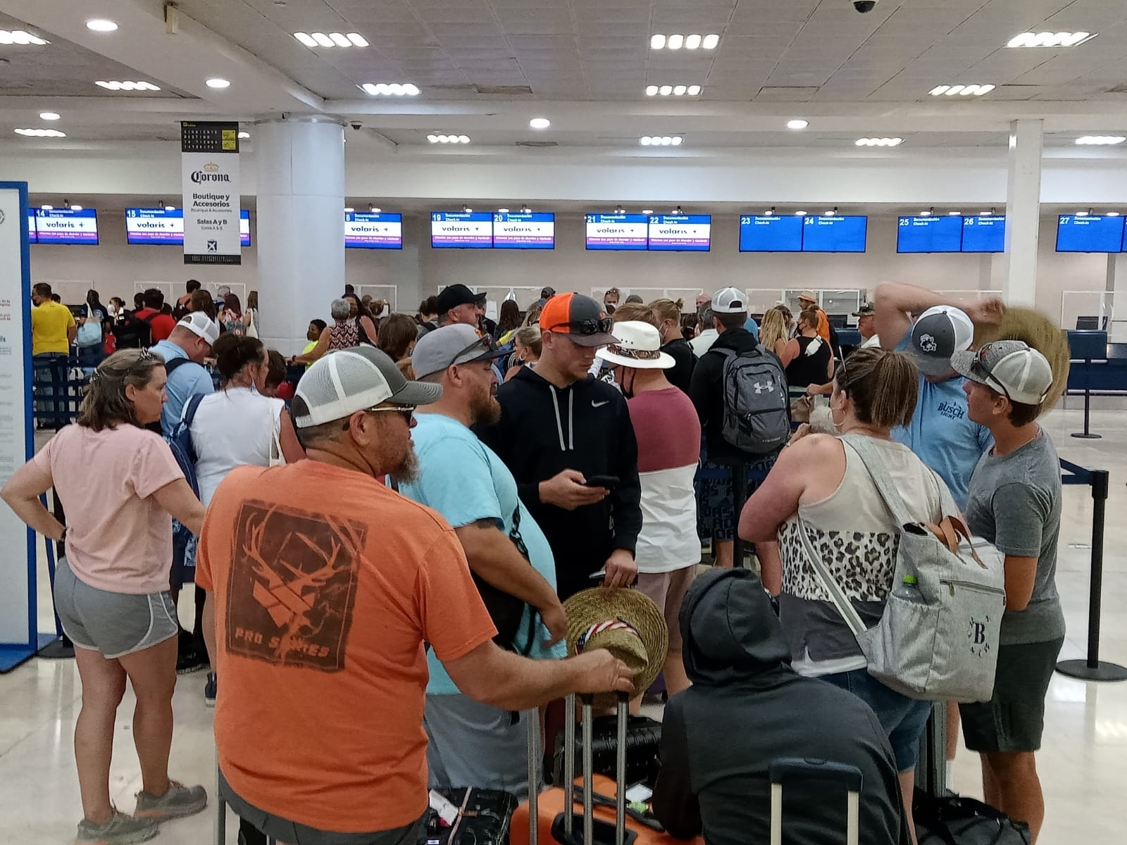 Turistas siguen sin portar el cubrebocas, a pesar de las recomendaciones aeroportuarias