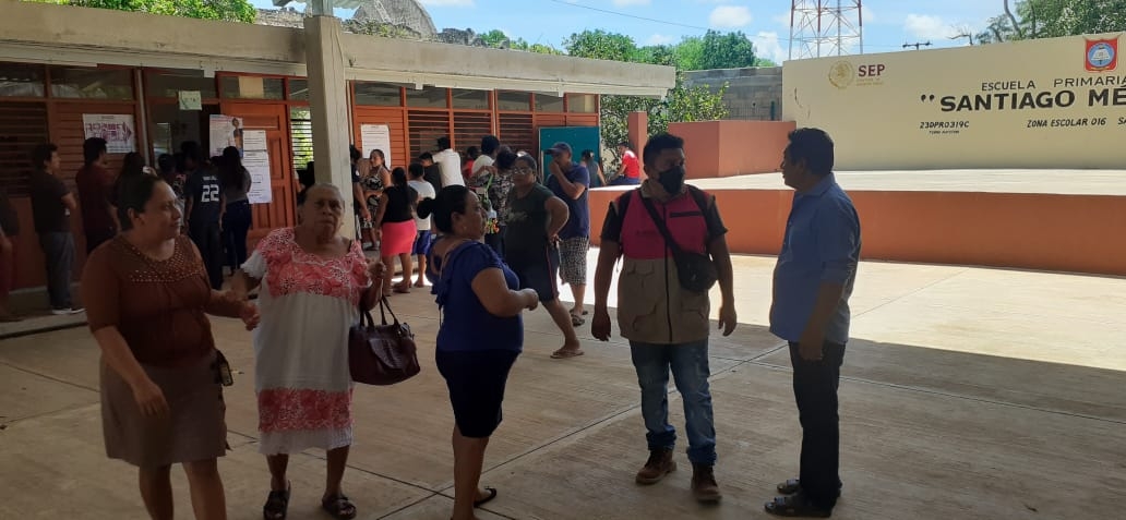 Dos personas que presuntamente iban a encuestar durante las elecciones fueron echadas de las casillas por los votantes