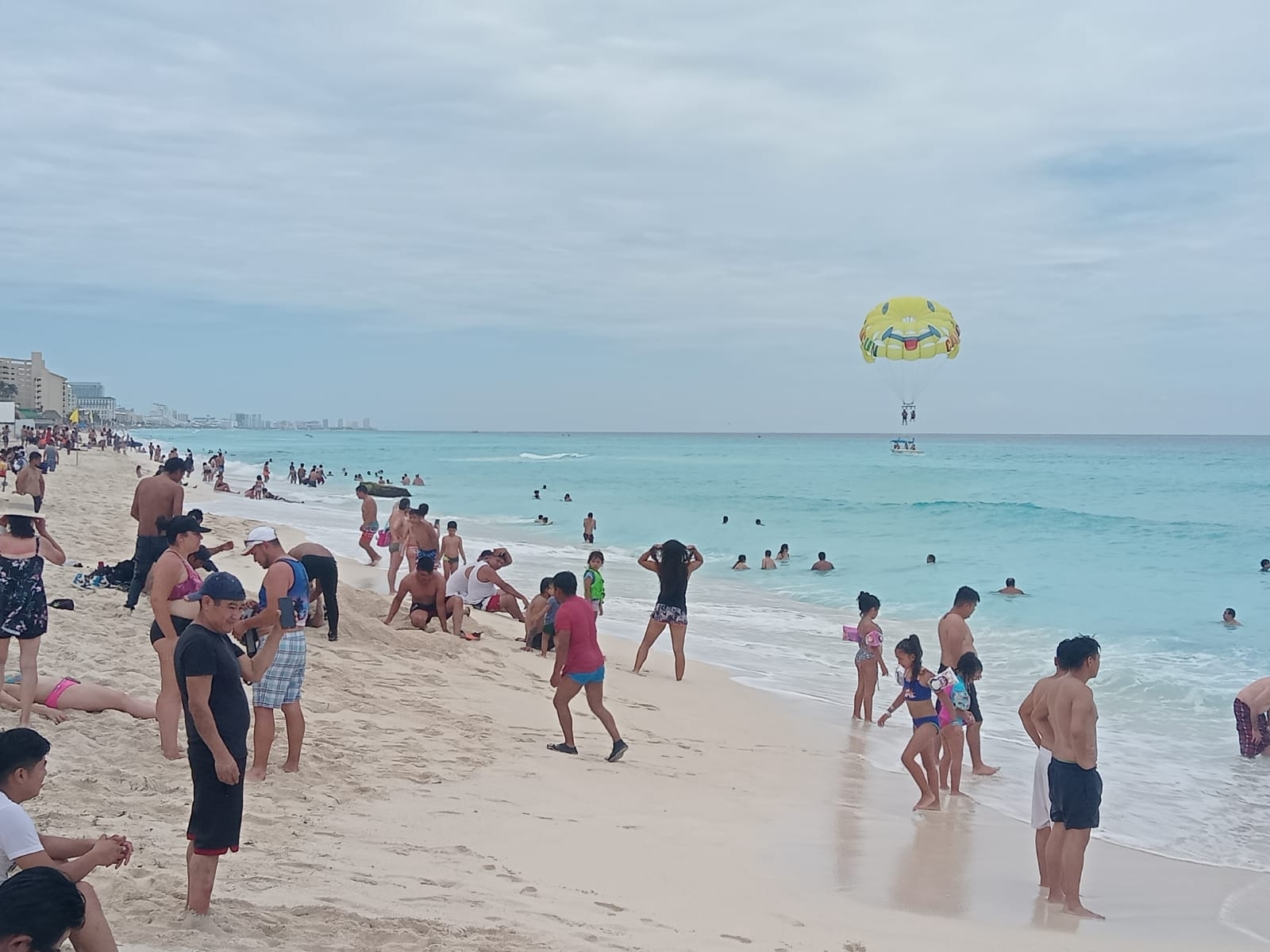 Bañistas visitan las playas de Cancún durante este domingo de elecciones