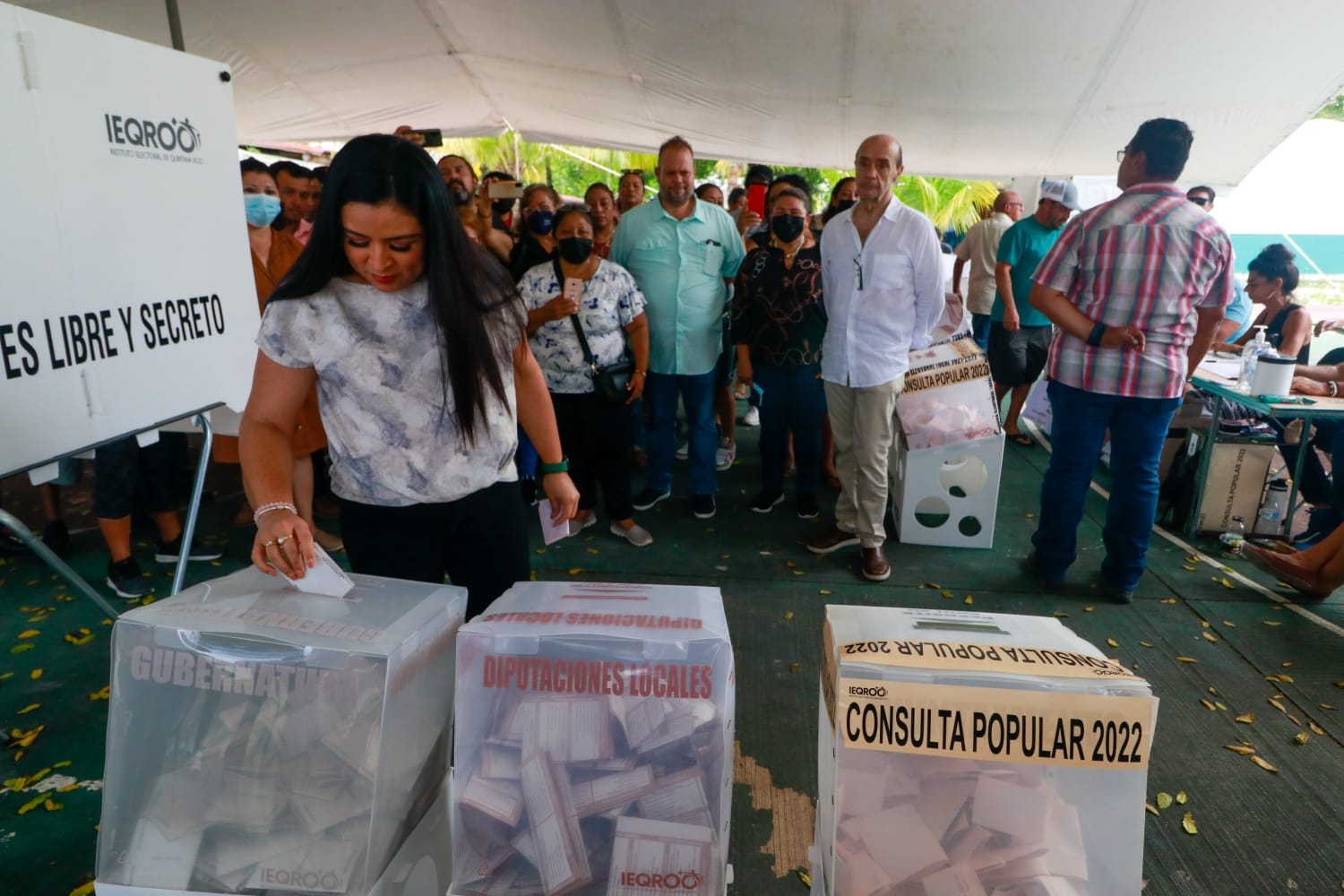 Alcaldesa de Puerto Morelos emite su voto en las elecciones de Quintana Roo