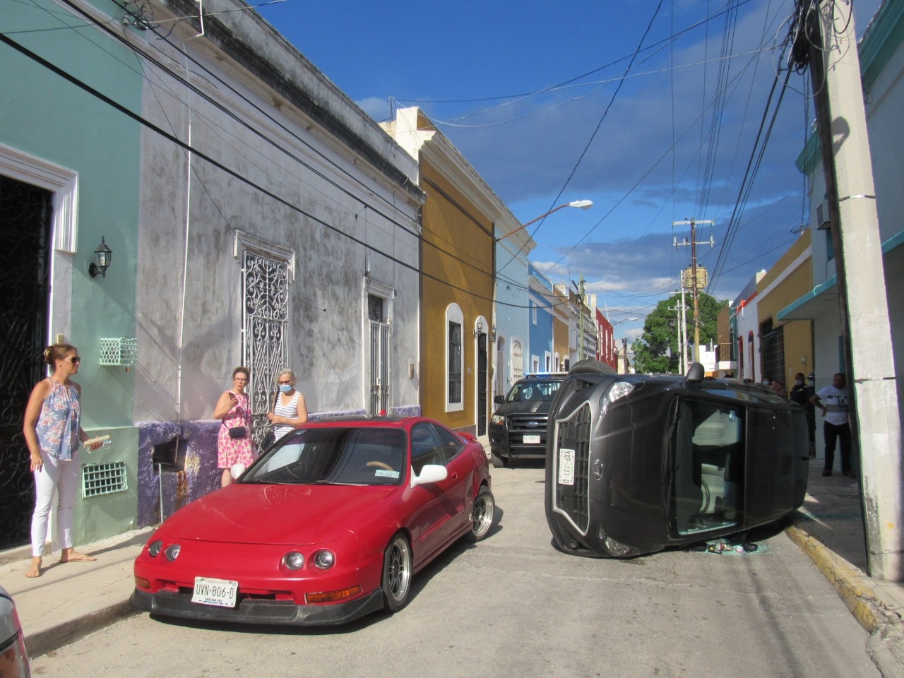 Un auto de lujo volcó en el Centro de Mérida