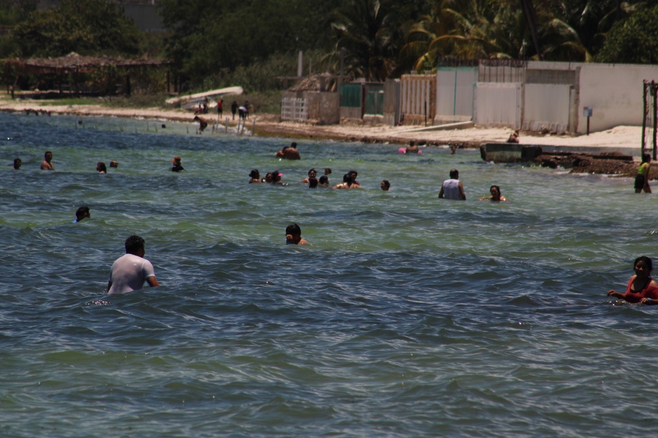Bañistas visitan Playa Bonita luego de dos semanas de lluvias en Campeche