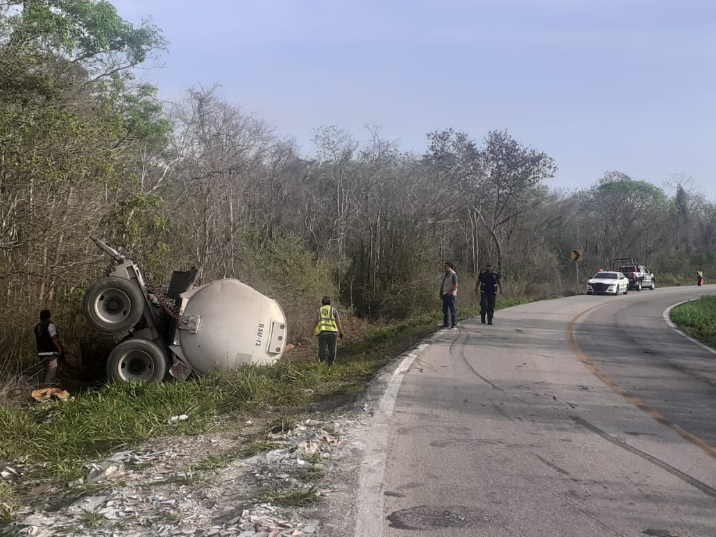 El remolque que cayó quedó tirado a un costado de la vía federal con más de 30 mil litros de combustible