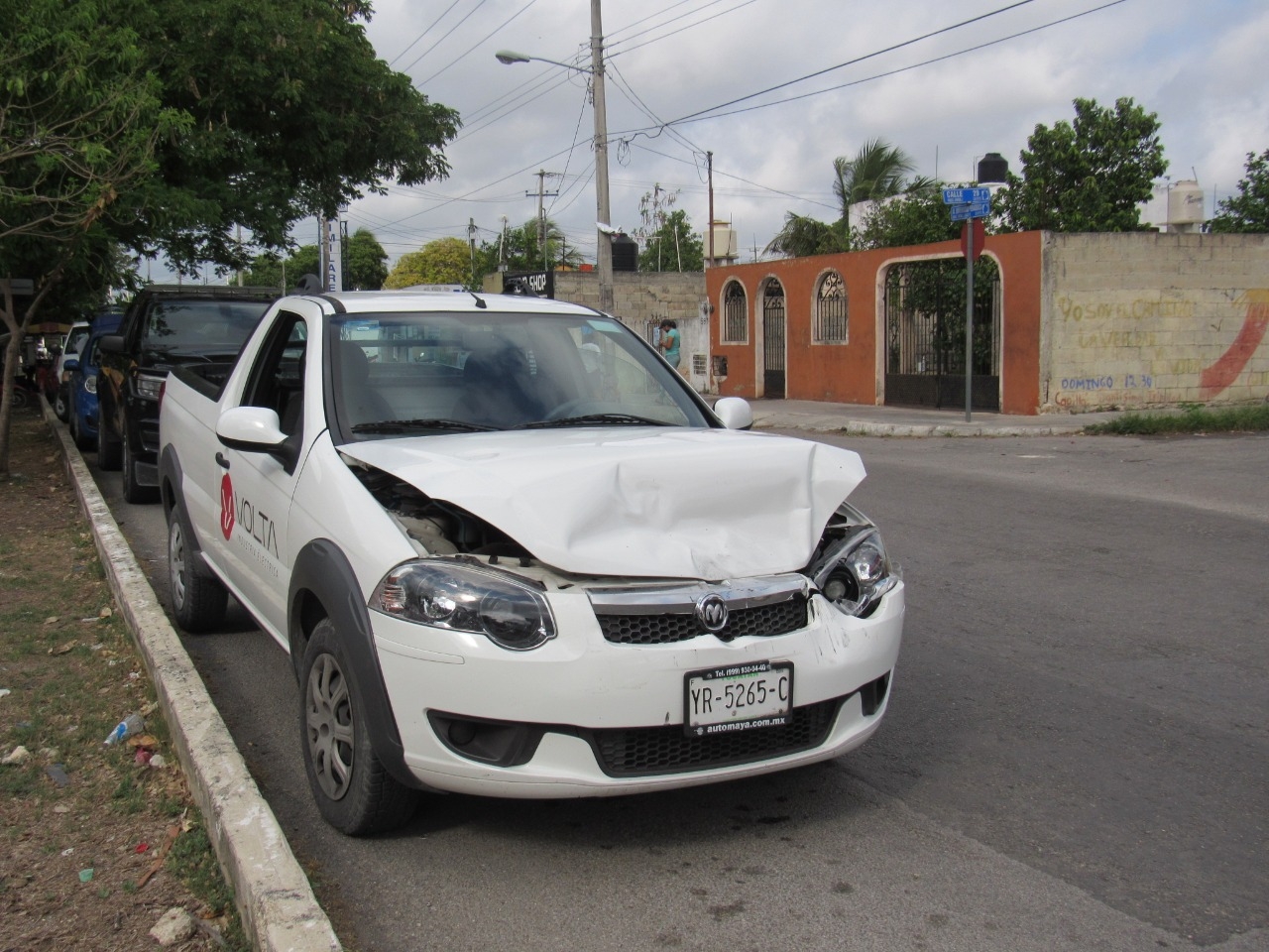 La parte del frente de la camioneta resultó gravemente dañada