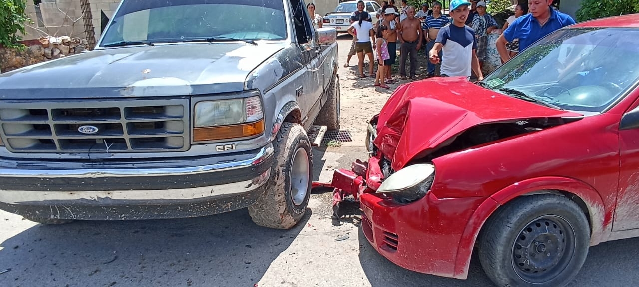 Mujer termina prensada dentro de su vehículo tras chocar en Tekax