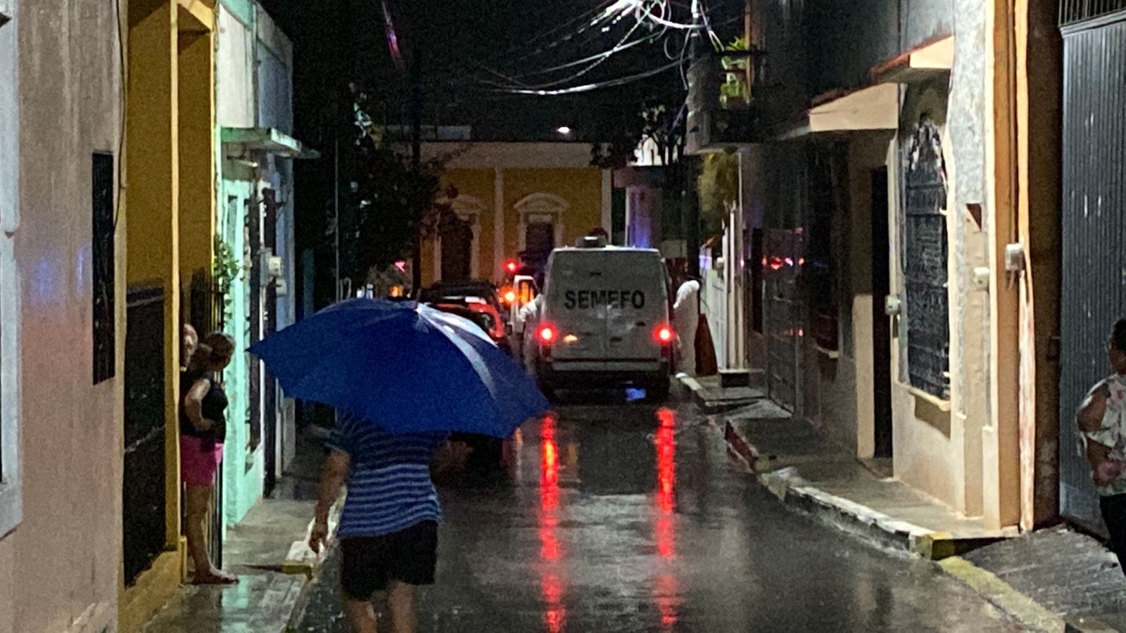 El Semefo se presentó al lugar para llevarse el cadaver  del hombre que murió en su domicilio. Foto: Por Esto!