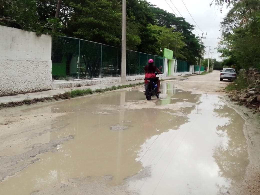 Vecinos aseguran que solo atiende las calles del centro de Telchac Pueblo, mientras que el resto está lleno de baches