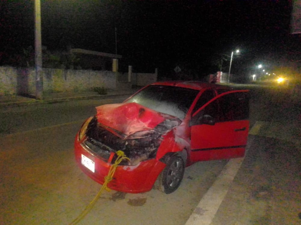 Accidente despierta a vecinos de Buctzotz; conductor choca contra camioneta estacionada