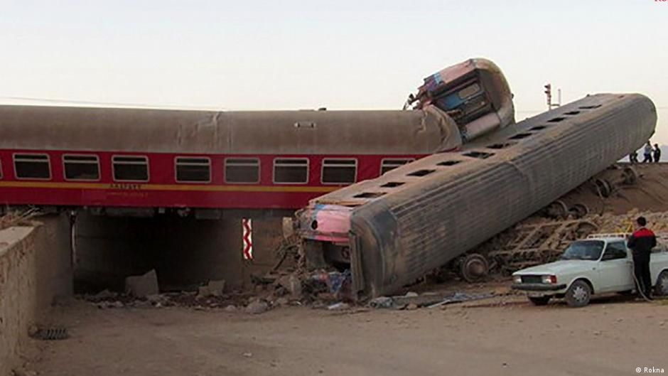 Descarrilamiento de un tren en Irán deja al menos 21 muertos y 87 heridos