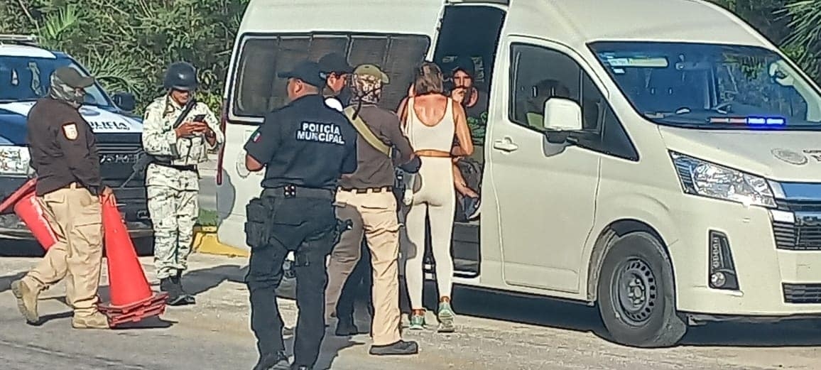 Retienen a dos extranjeros ilegales hallados en Tulum; los llevaron a Cancún