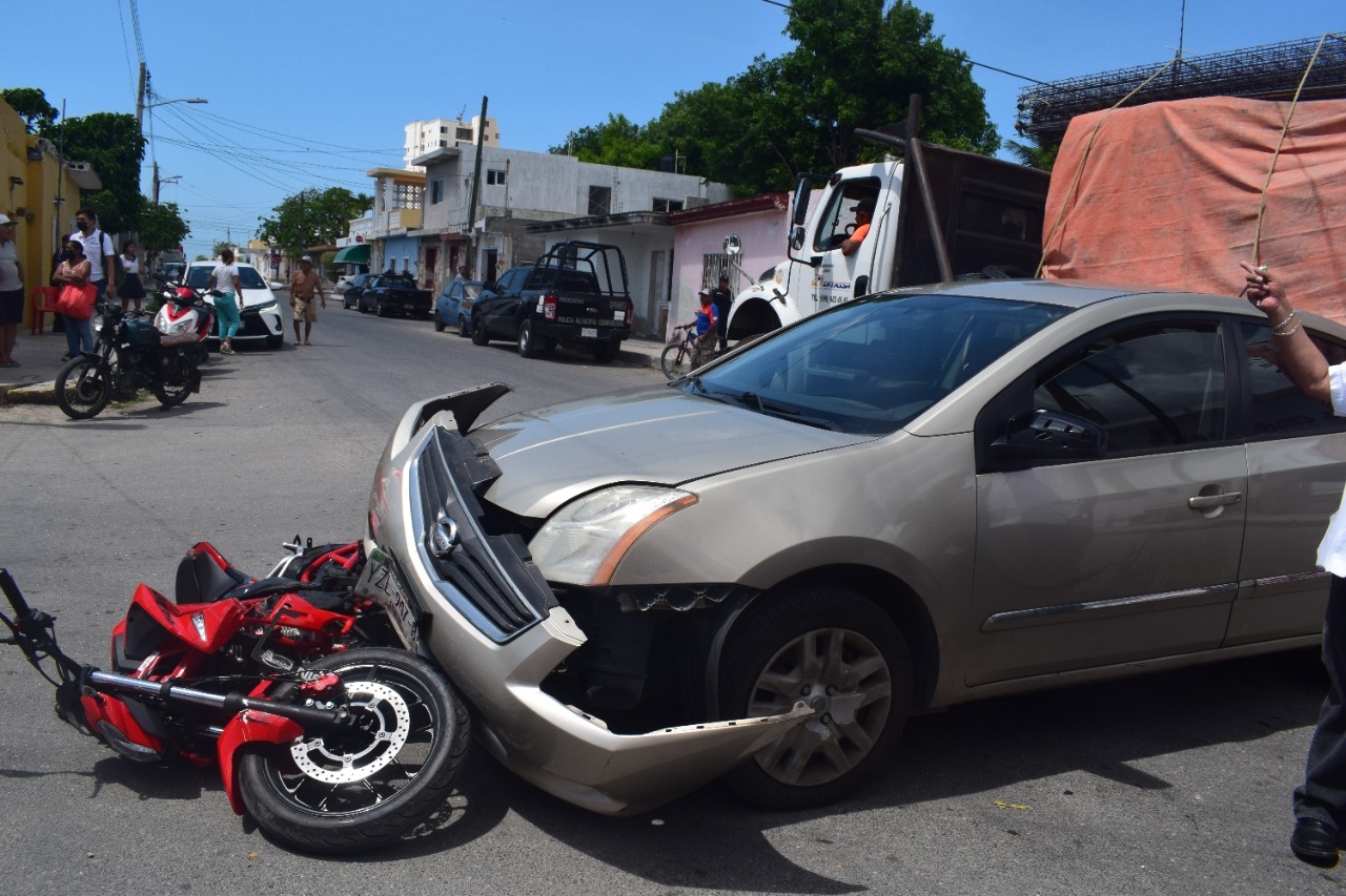 El automóvil impactó a la bicicleta a la motocicleta y causó heridas al conductor que era menor de edad