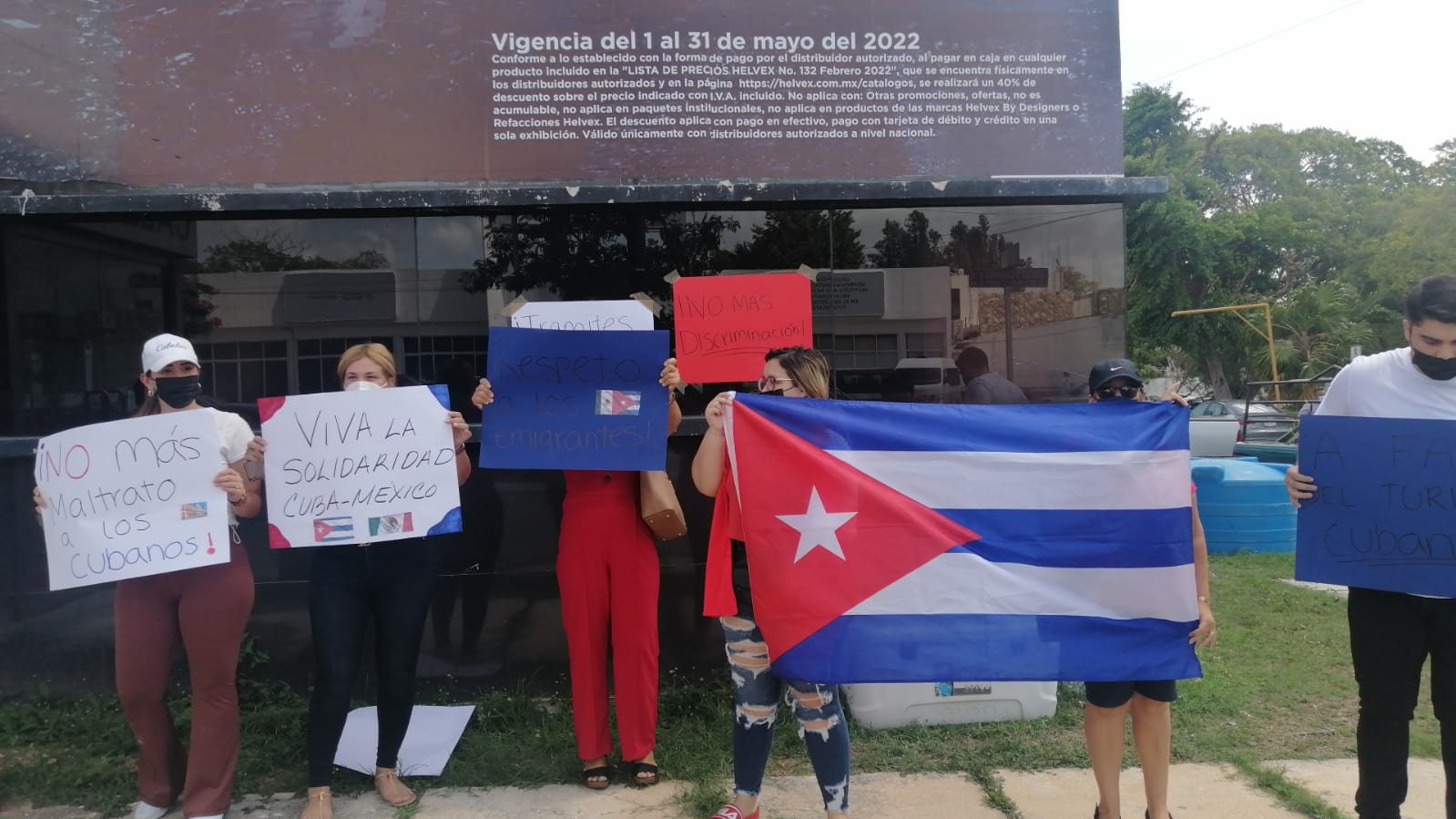 Cubanos se manifiestan de forma pacífica frente a las oficinas del INM en Mérida