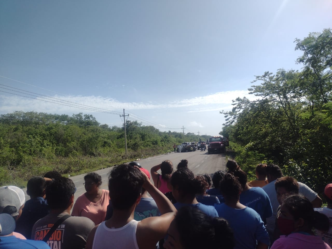 Pobladores cercanos acudieron a rapiñar el cargamento de un tráiler, donde su conductor resultó herido de gravedad