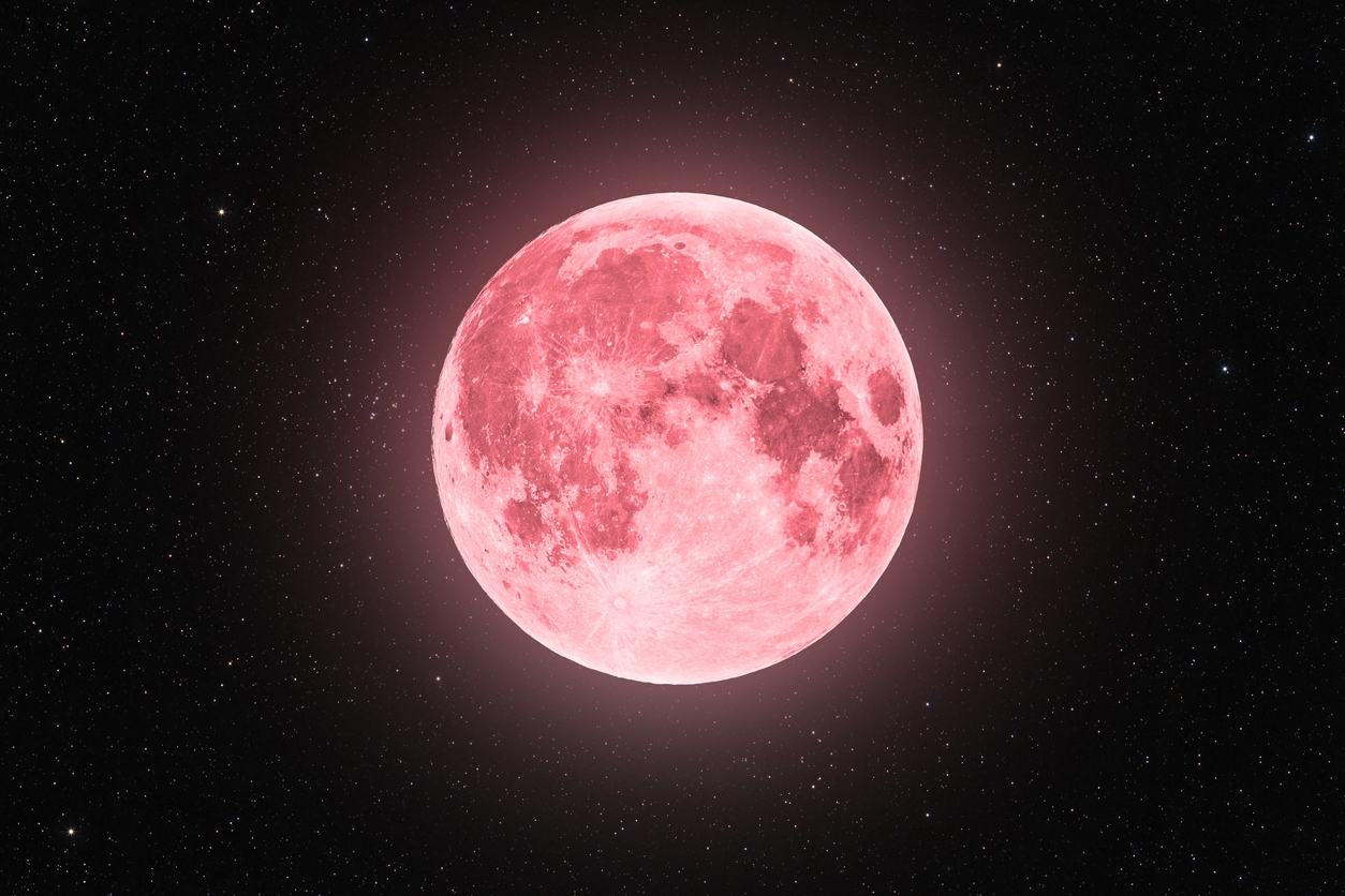 La Luna de Fresa en realidad no se refiere a que el satélite natural de la tierra se pondrá de color rosa