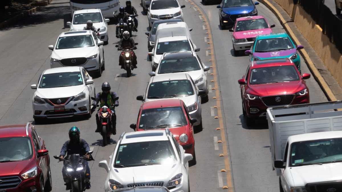 Este viernes no circulan los autos con engomado azul. Foto: Cuartoscuro