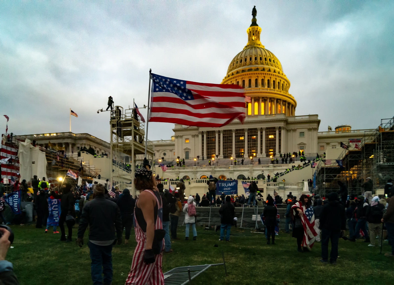 Revelan video inédito del asalto al Capitolio en Estados Unidos