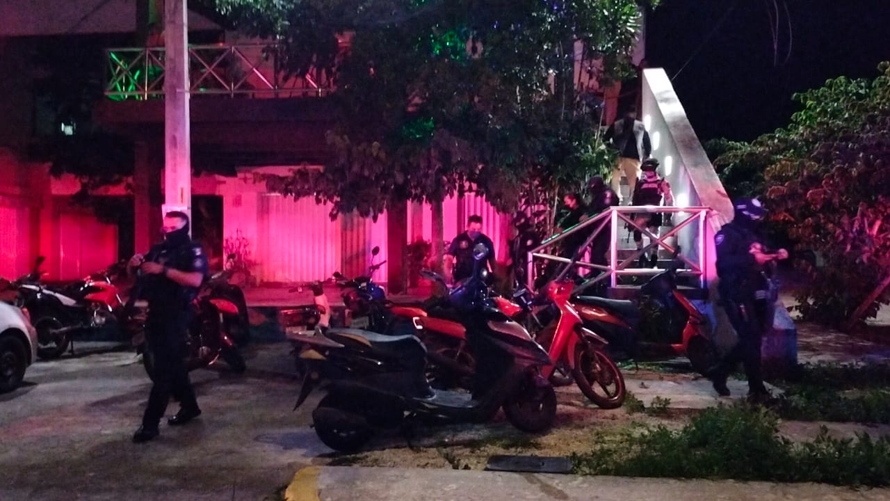 Policías de Cozumel inspeccionan bar tras llamada de alerta; habría un hombre armado